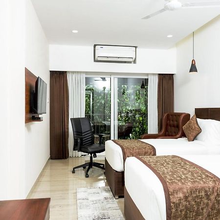 The Runway Hotel Kochi Bagian luar foto