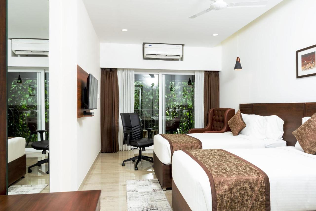 The Runway Hotel Kochi Bagian luar foto