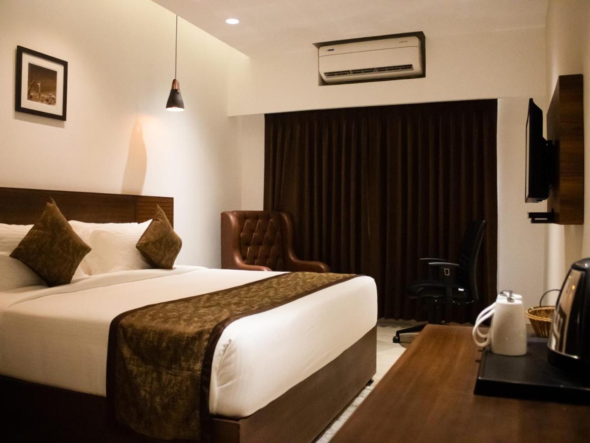 The Runway Hotel Kochi Bagian luar foto