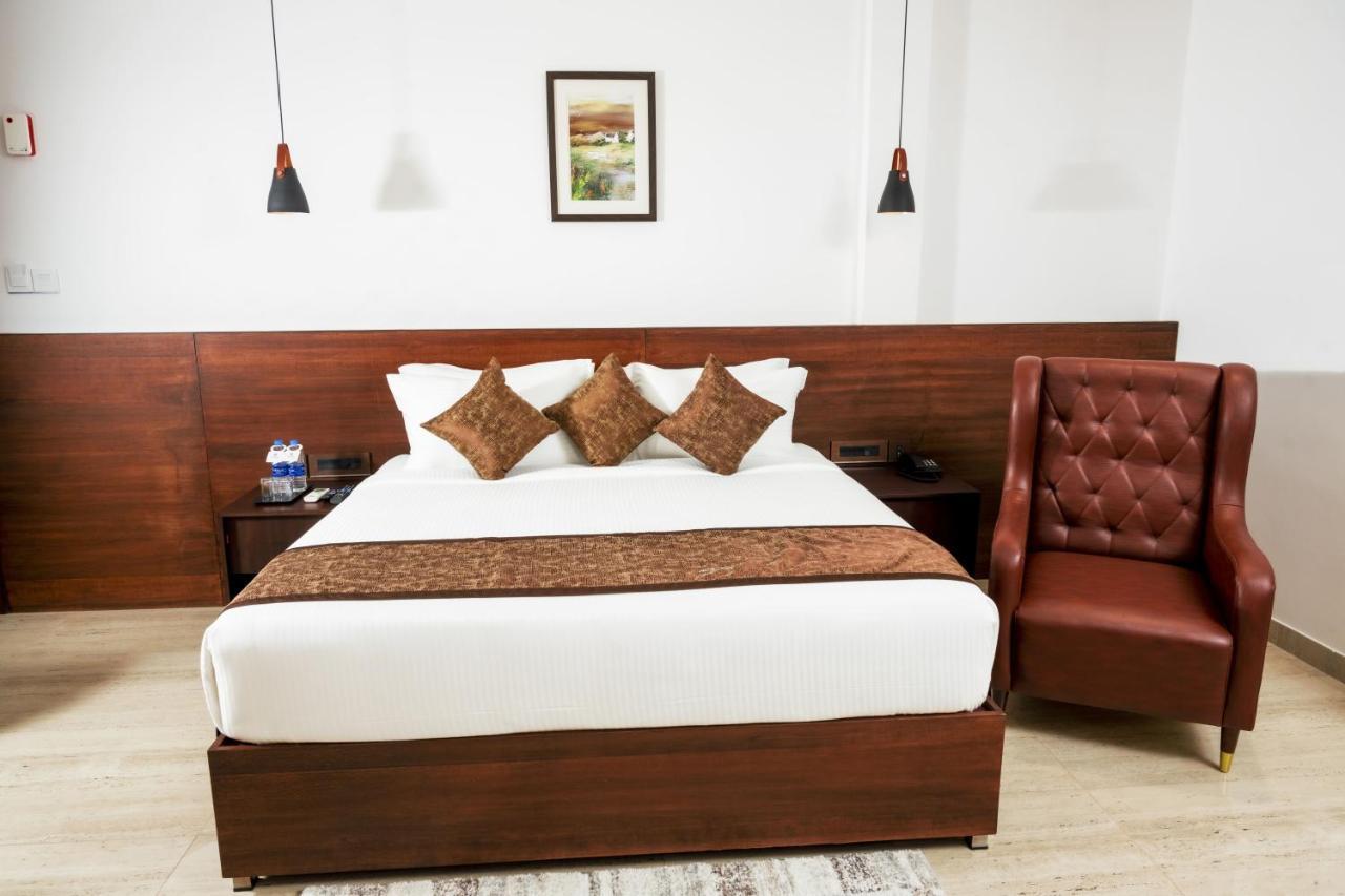 The Runway Hotel Kochi Bagian luar foto
