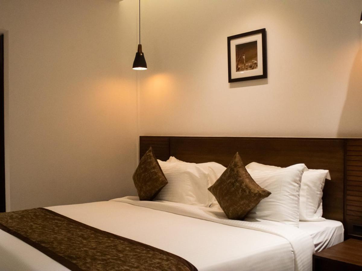 The Runway Hotel Kochi Bagian luar foto