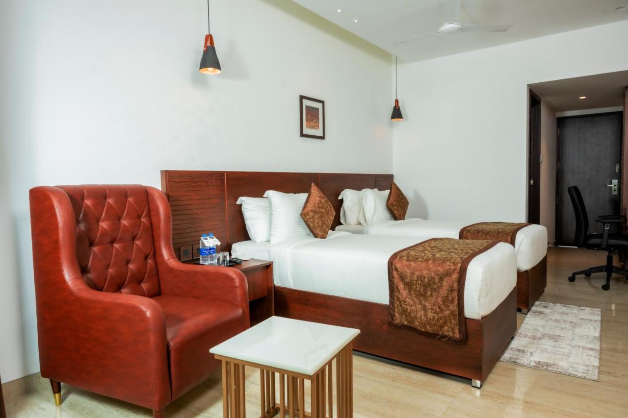 The Runway Hotel Kochi Bagian luar foto