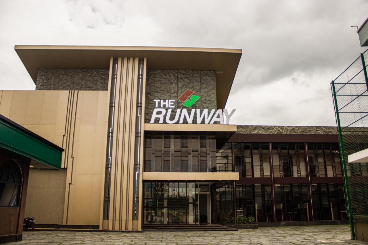 The Runway Hotel Kochi Bagian luar foto