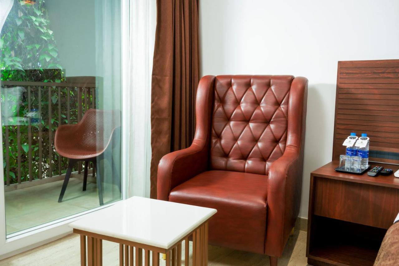 The Runway Hotel Kochi Bagian luar foto