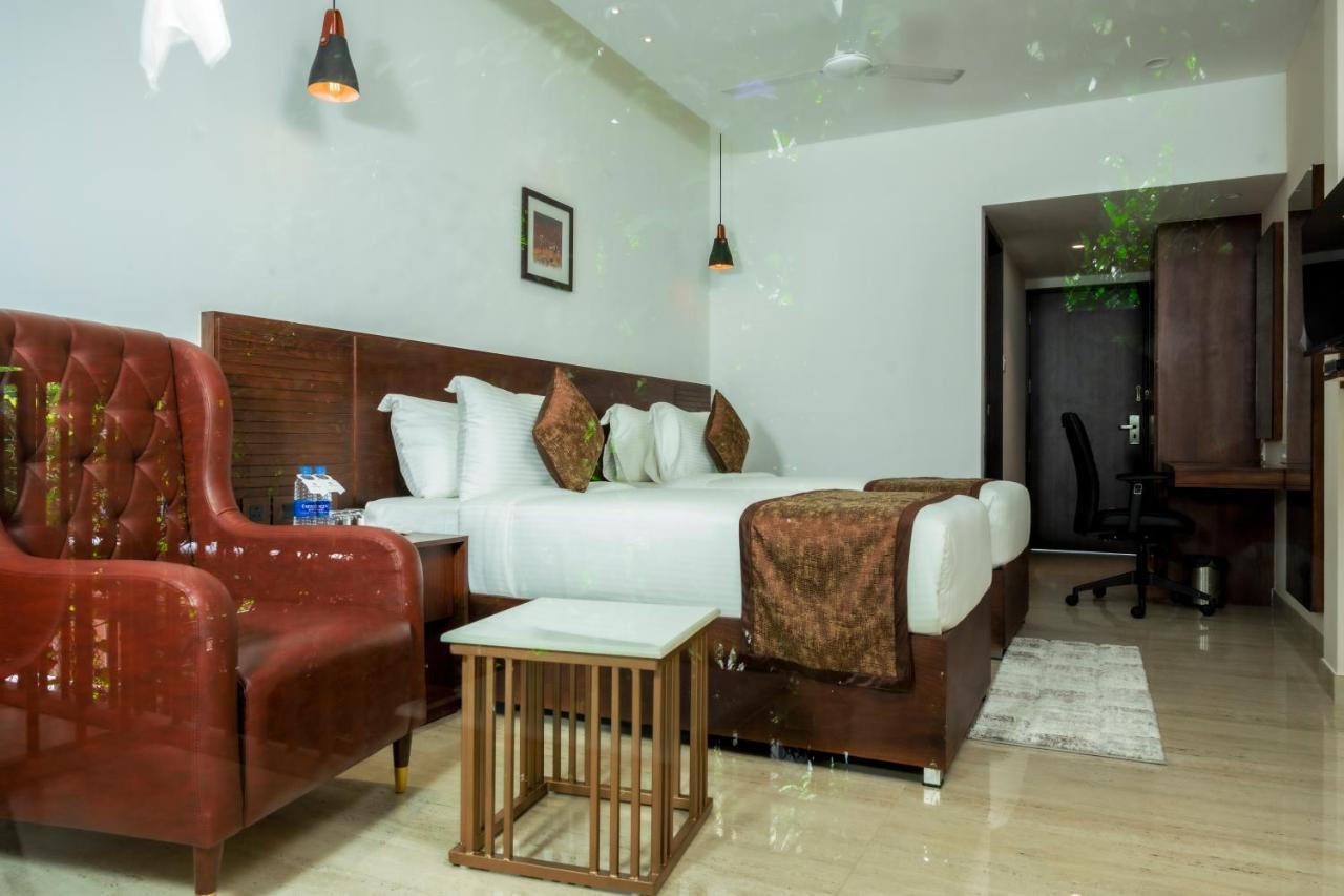 The Runway Hotel Kochi Bagian luar foto